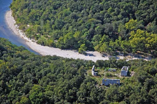 Verlassener Hof in der Ardécheschlucht