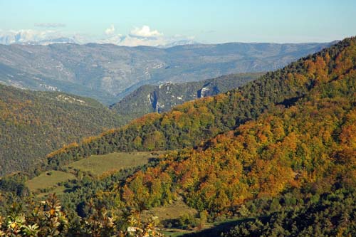 Von der Passhöhe reicht der Blick bis ins Dvoluygebirge