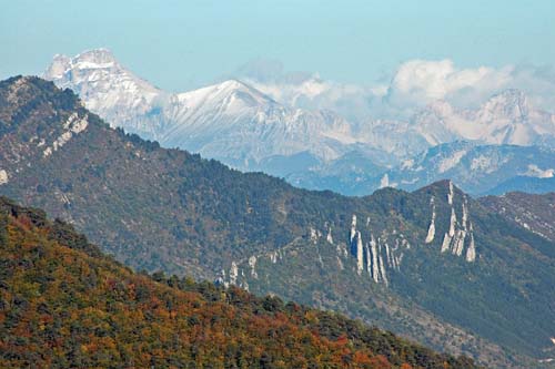 Von der Passhöhe reicht der Blick bis ins Dvoluygebirge