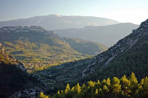 Der Mt. Ventoux über dem Talkessel von Buis