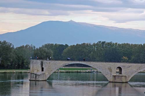 Die berühmte Brücke in Avignon und der Mt. Ventoux
