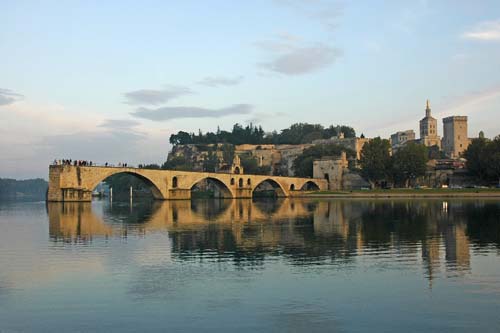 Die berühmte Brücke und der Papstpalast in Avignon