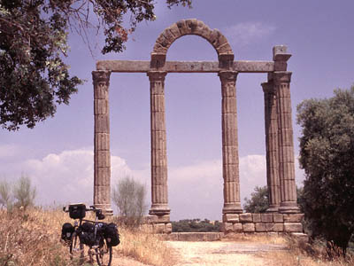 Reste des Römertempels am Stausee Embalse de Valdecañas