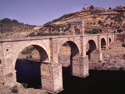Die alte Römerbrücke über den Tajo in Alcántara