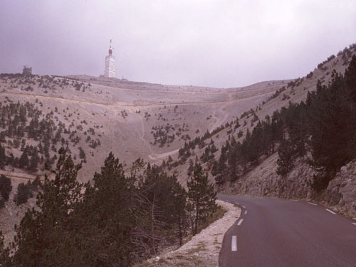 Die letzten steilen Meter durch die Nordflanke zum Gipfel des Mt. Ventoux