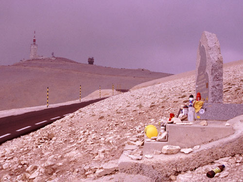 Am Denkmal der Tour-de-France-Legende Tom Simpson