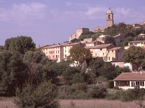 Mormoiron am Rande der Nesque-Schlucht