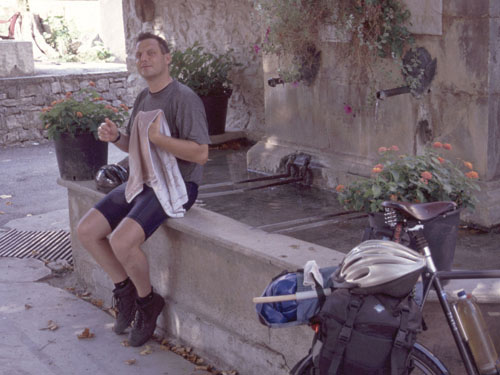 Erfrischungspause am Dorfbrunnen