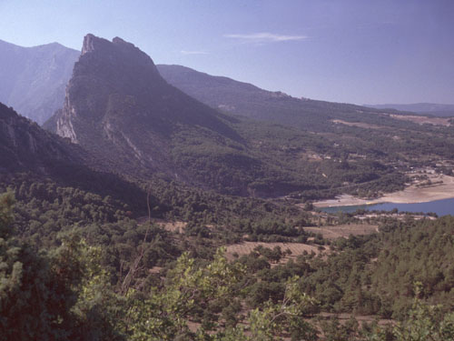 Der Austritt des Verdon aus der Schlucht in den Lac de St. Croix