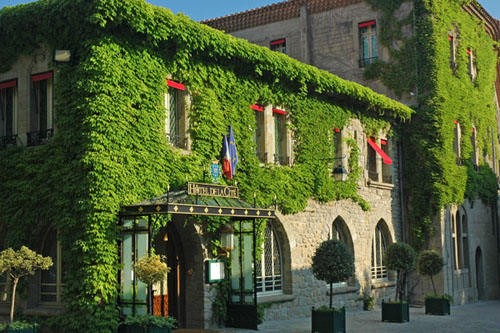 Fassadenbegrünung in der Cité, Carcassonne