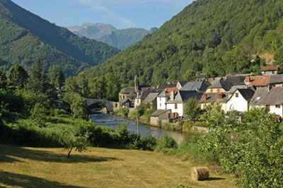 Les Bordes-sur-Lez vor dem Pic de Barlonguère